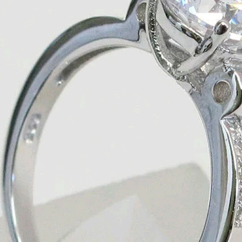 Classy 2 CT center stone Solitaire in .925 - Picture 3 of 3